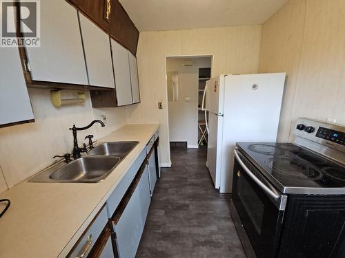 4756 Wabi Crescent, Chetwynd, BC - Indoor Photo Showing Kitchen With Double Sink