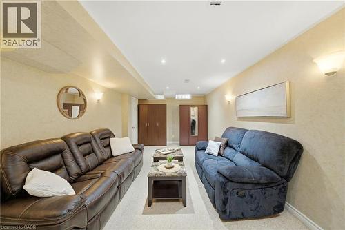 11 Tomahawk Drive, Grimsby, ON - Indoor Photo Showing Living Room