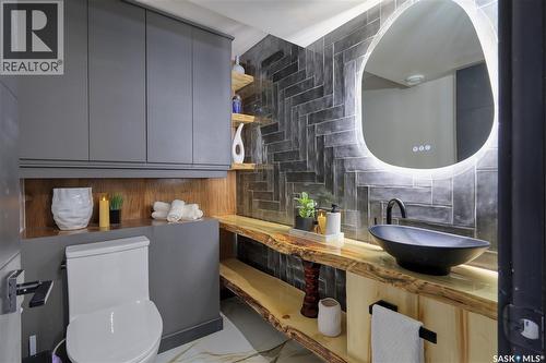 2725 Preston Avenue S, Saskatoon, SK - Indoor Photo Showing Bathroom