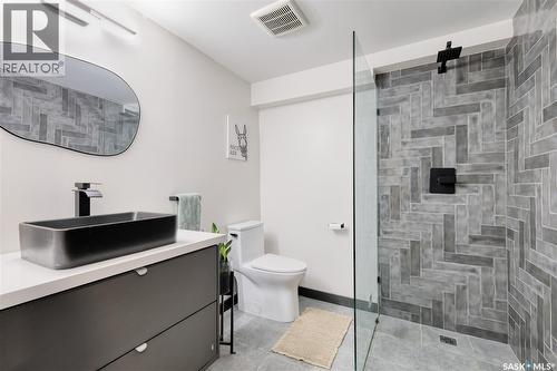 2725 Preston Avenue S, Saskatoon, SK - Indoor Photo Showing Bathroom