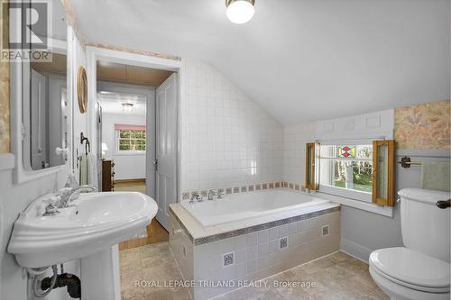 249 Halls Mill Road, London South (South B), ON - Indoor Photo Showing Bathroom
