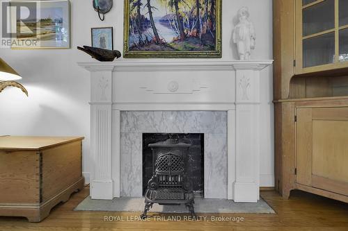 249 Halls Mill Road, London South (South B), ON - Indoor With Fireplace