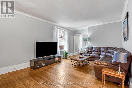 75 Chester Street, St. Thomas, ON - Indoor Photo Showing Living Room