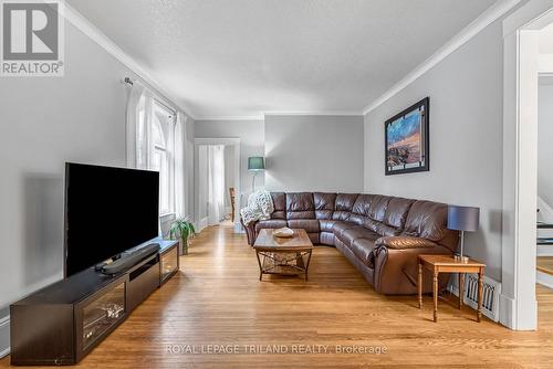 75 Chester Street, St. Thomas, ON - Indoor Photo Showing Living Room