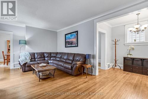 75 Chester Street, St. Thomas, ON - Indoor Photo Showing Living Room