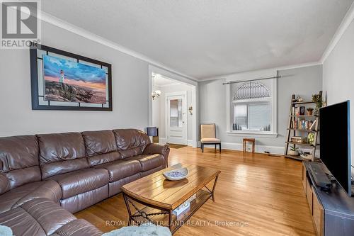 75 Chester Street, St. Thomas, ON - Indoor Photo Showing Living Room