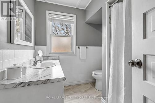 75 Chester Street, St. Thomas, ON - Indoor Photo Showing Bathroom
