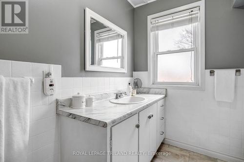 75 Chester Street, St. Thomas, ON - Indoor Photo Showing Bathroom