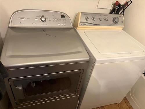 1 Mobile Street, Carman, MB - Indoor Photo Showing Laundry Room