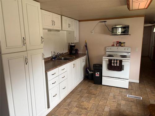 1 Mobile Street, Carman, MB - Indoor Photo Showing Kitchen
