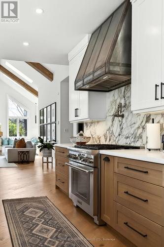 6472 Mcniven Court, Burlington, ON - Indoor Photo Showing Kitchen With Upgraded Kitchen