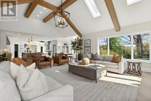 6472 Mcniven Court, Burlington, ON - Indoor Photo Showing Living Room
