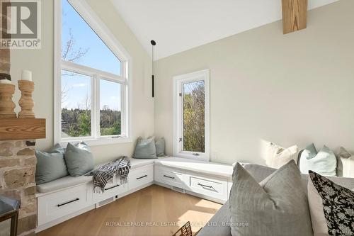 6472 Mcniven Court, Burlington, ON - Indoor Photo Showing Living Room