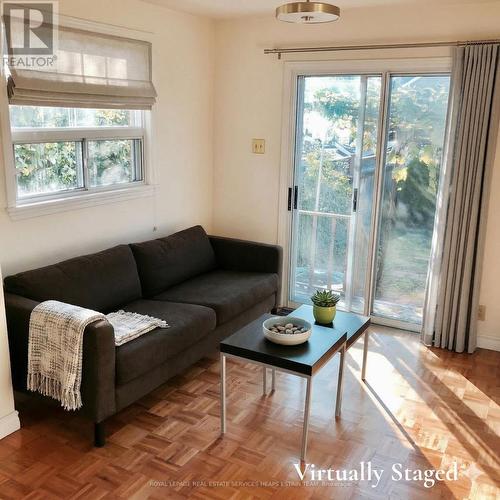 11 Foxley Street, Toronto, ON - Indoor Photo Showing Living Room