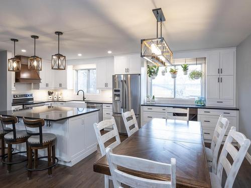 427 Frontenac Bay, Thunder Bay, ON - Indoor Photo Showing Dining Room