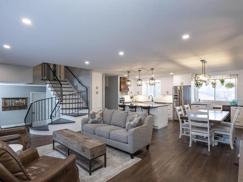 427 Frontenac Bay, Thunder Bay, ON - Indoor Photo Showing Living Room