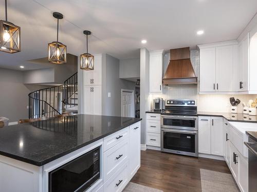 427 Frontenac Bay, Thunder Bay, ON - Indoor Photo Showing Kitchen With Upgraded Kitchen