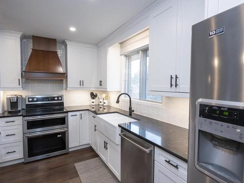 427 Frontenac Bay, Thunder Bay, ON - Indoor Photo Showing Kitchen With Upgraded Kitchen