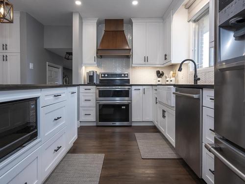 427 Frontenac Bay, Thunder Bay, ON - Indoor Photo Showing Kitchen With Upgraded Kitchen