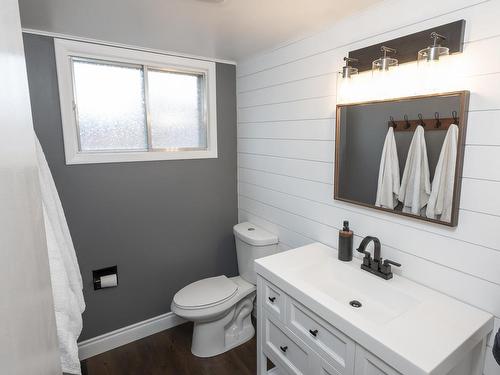 427 Frontenac Bay, Thunder Bay, ON - Indoor Photo Showing Bathroom