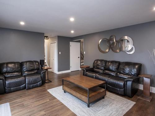 427 Frontenac Bay, Thunder Bay, ON - Indoor Photo Showing Living Room