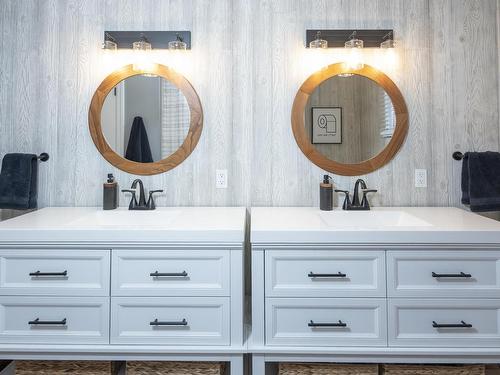 427 Frontenac Bay, Thunder Bay, ON - Indoor Photo Showing Bathroom