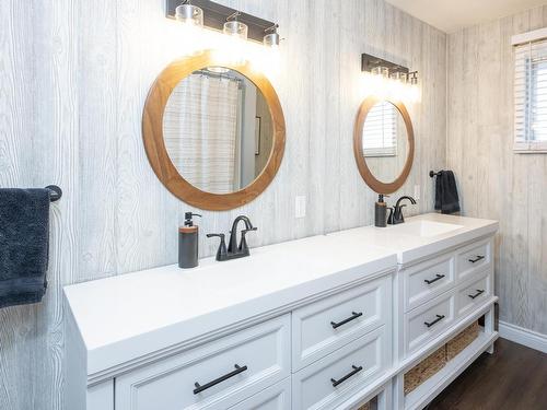 427 Frontenac Bay, Thunder Bay, ON - Indoor Photo Showing Bathroom