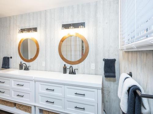 427 Frontenac Bay, Thunder Bay, ON - Indoor Photo Showing Bathroom