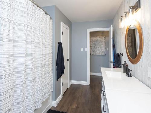 427 Frontenac Bay, Thunder Bay, ON - Indoor Photo Showing Bathroom