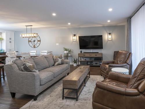 427 Frontenac Bay, Thunder Bay, ON - Indoor Photo Showing Living Room
