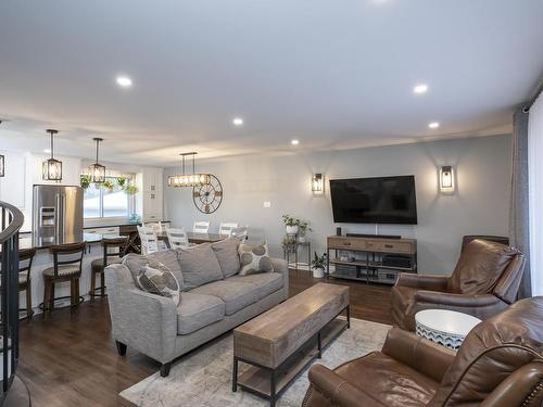 427 Frontenac Bay, Thunder Bay, ON - Indoor Photo Showing Living Room