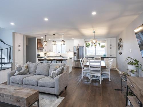427 Frontenac Bay, Thunder Bay, ON - Indoor Photo Showing Living Room