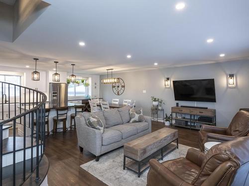 427 Frontenac Bay, Thunder Bay, ON - Indoor Photo Showing Living Room