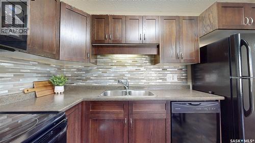 29 5545 Blake Crescent, Regina, SK - Indoor Photo Showing Kitchen With Double Sink