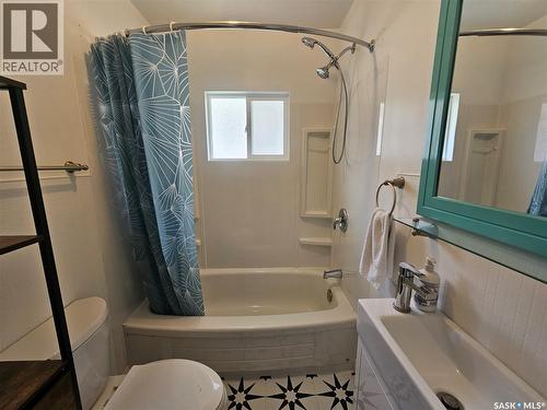 421 3Rd Street E, Shaunavon, SK - Indoor Photo Showing Bathroom