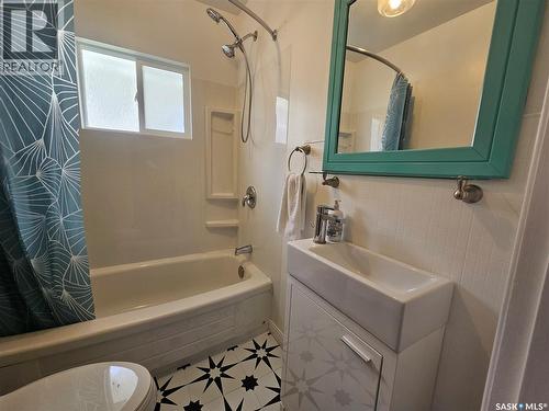 421 3Rd Street E, Shaunavon, SK - Indoor Photo Showing Bathroom