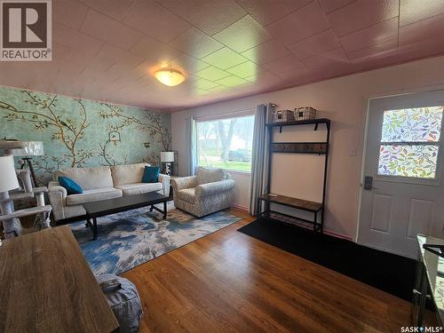421 3Rd Street E, Shaunavon, SK - Indoor Photo Showing Living Room