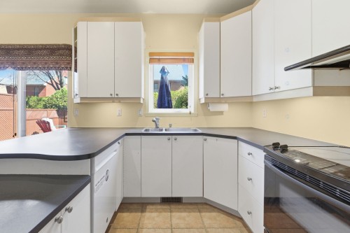 Cuisine - 179 Av. Dresden, Mont-Royal, QC - Indoor Photo Showing Kitchen With Double Sink