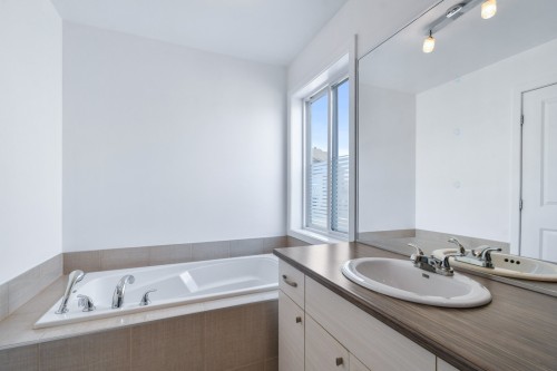 Salle de bains - 671 Rue De Pompadour, Mascouche, QC - Indoor Photo Showing Bathroom