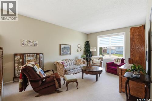 239 Stechishin Crescent, Saskatoon, SK - Indoor Photo Showing Living Room