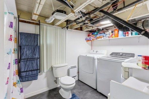 Salle de bains - 125 Rue Laroche, Salaberry-De-Valleyfield, QC - Indoor Photo Showing Laundry Room