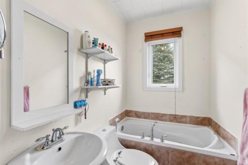 Salle de bains - 125 Rue Laroche, Salaberry-De-Valleyfield, QC - Indoor Photo Showing Bathroom