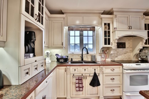 Cuisine - 7617 Ch. De Chambly, Longueuil (Saint-Hubert), QC - Indoor Photo Showing Kitchen With Double Sink