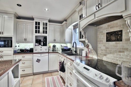 Cuisine - 7617 Ch. De Chambly, Longueuil (Saint-Hubert), QC - Indoor Photo Showing Kitchen With Double Sink