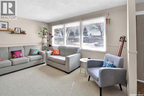 63 Spinks Drive, Saskatoon, SK - Indoor Photo Showing Living Room