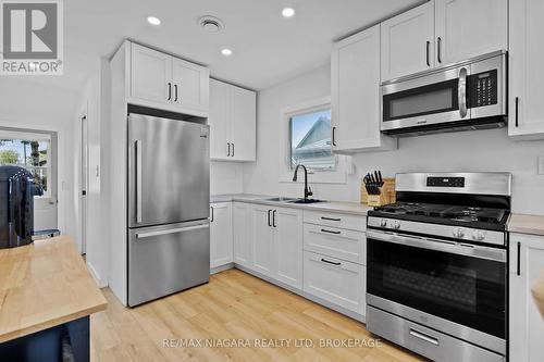 656 Steele Street, Port Colborne (Main Street), ON - Indoor Photo Showing Kitchen With Double Sink With Upgraded Kitchen