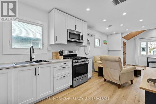 656 Steele Street, Port Colborne (Main Street), ON - Indoor Photo Showing Kitchen With Double Sink With Upgraded Kitchen