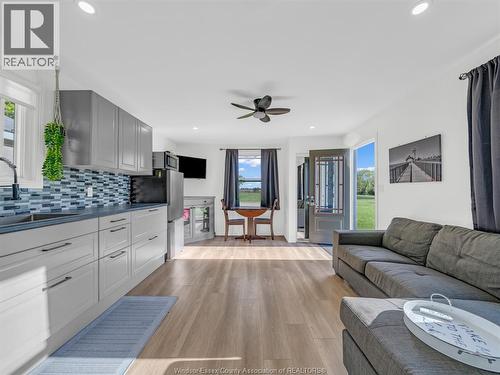 1919 Rochester Townline, Lakeshore, ON - Indoor Photo Showing Living Room