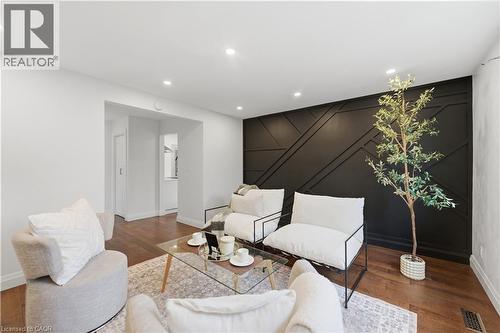73 San Fernando Drive, Hamilton, ON - Indoor Photo Showing Living Room