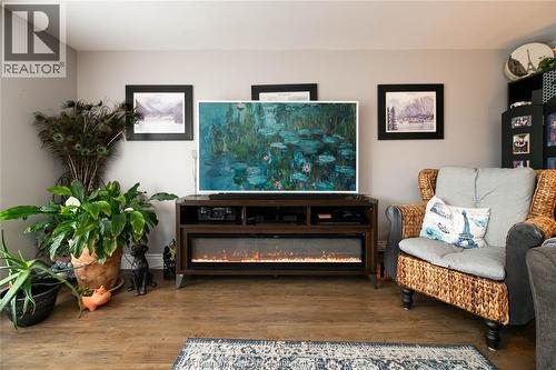 39 Chippewa Drive, Chatham, ON - Indoor Photo Showing Living Room